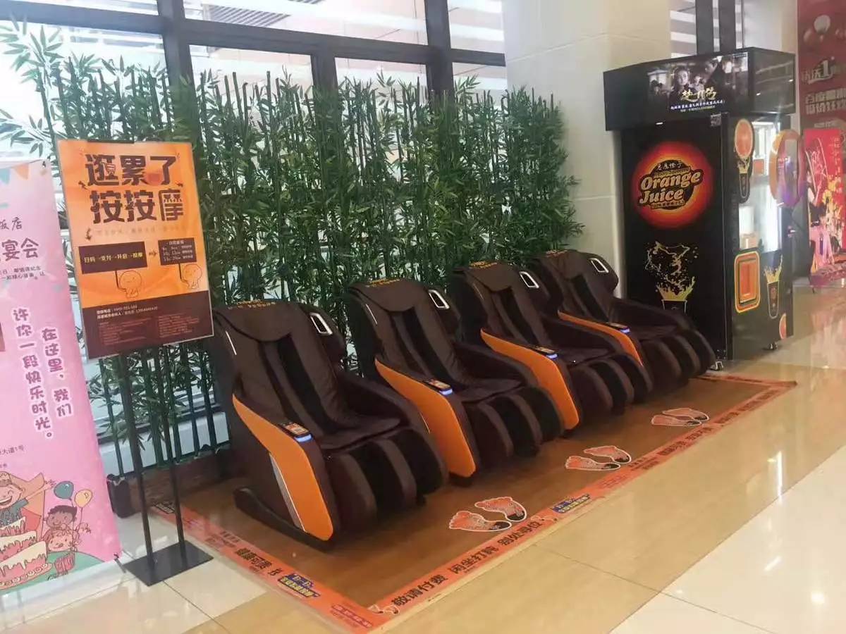 喀什机场提供免费桌椅供乘客休闲娱乐(图1)