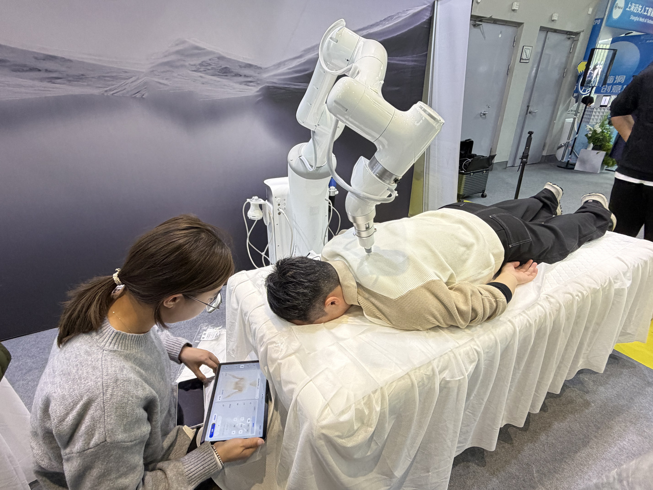 意念控制轮椅、机器人化身“老中医”……AI医疗康复走入现实丨2025年世界互联网大会(图1)